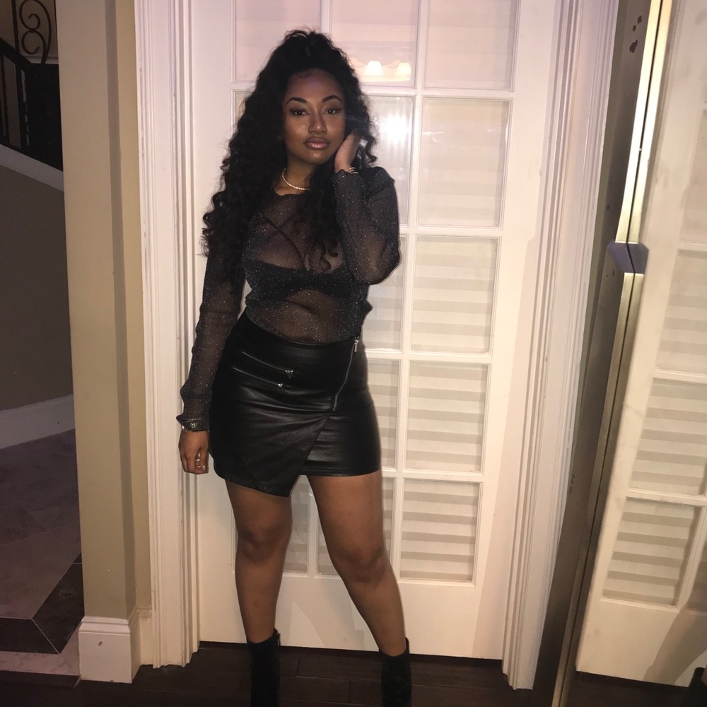 Leather skirt with zipper detail